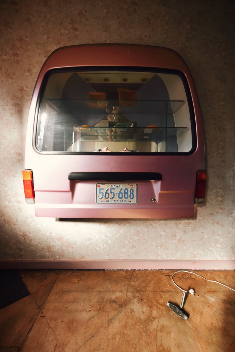 scare_skull's tweet image. ワープに失敗した車が壁に刺さってた