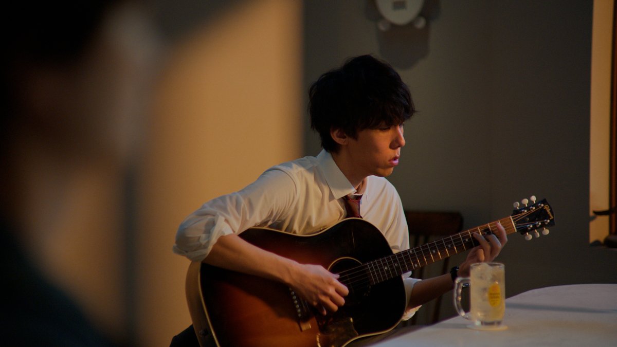 suntory's tweet image. 💬#角ハイボール 新CM
BAR kiiro の常連役の
#野田洋次郎 さんからコメントが到着
こんなお店があったら
通ってしまうなぁと思う、
幸せな空間での撮影でした。
お三方から流れる心地よい空気と
角ハイボールに浸りながら、
歌わせてもらいました。
歌の続きもお楽しみに。