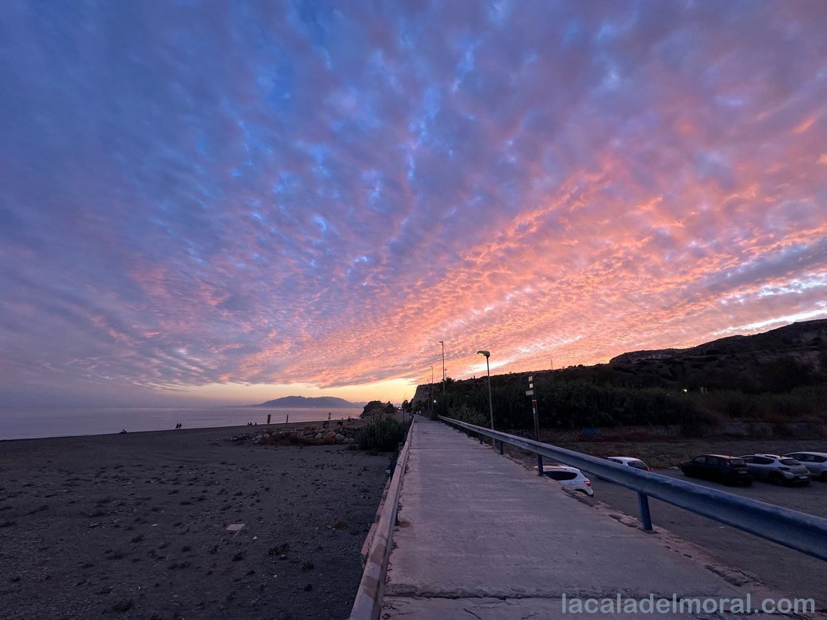 El 24 de julio, La Cala del Moral nos sorprendió con un cielo cubierto de altocúmulos y un candilazo que encendió el atardecer. Colores intensos y nubes perfectas sobre el mar. Puro espectáculo natural. 🌅☁️ #LaCalaDelMoral #Candilazo #Altocúmulos #Atardecer  #RincónDeLaVictoria
