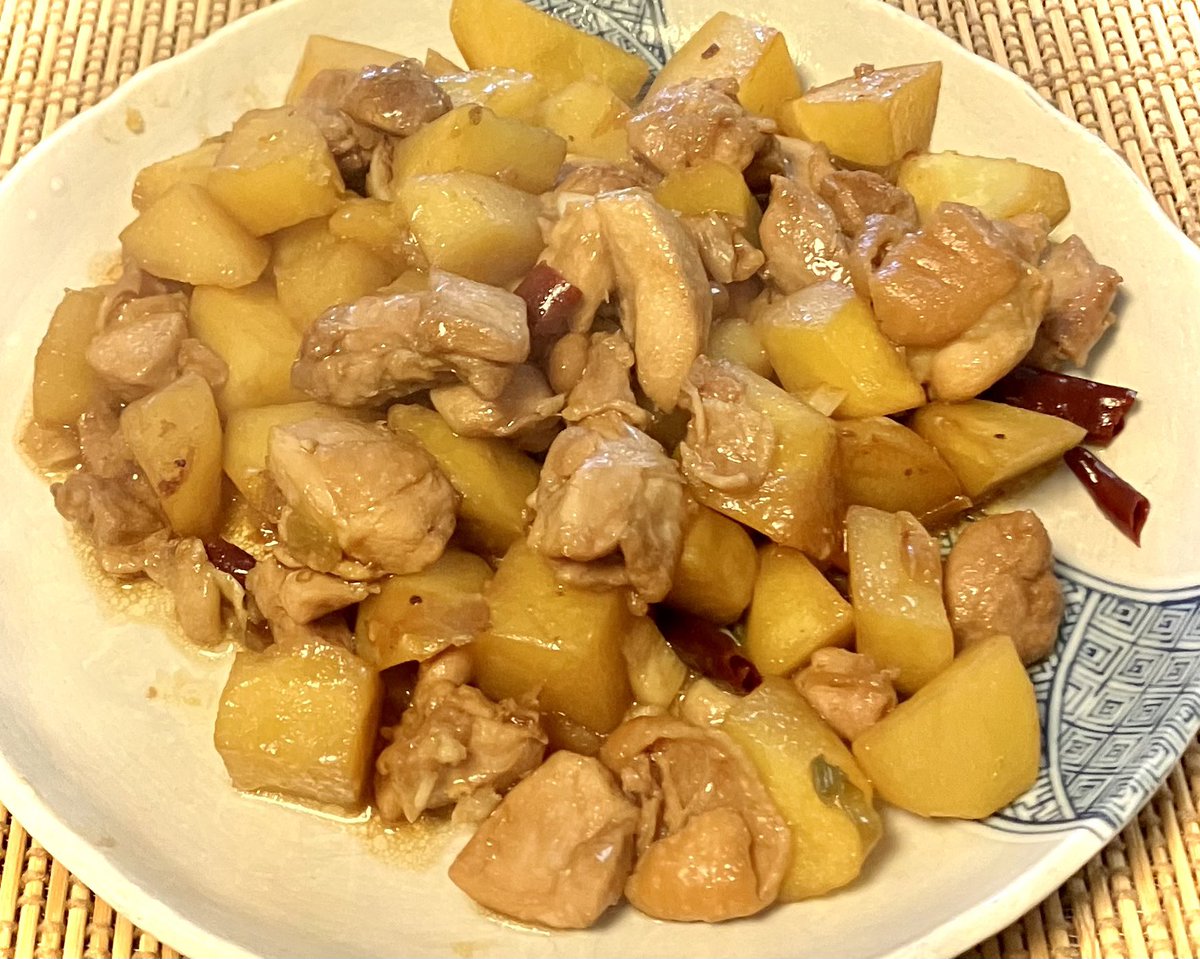mmako111's tweet image. #おうちごはん 

じゃがいもと鳥もも肉の唐辛子ニンニク炒め

ナスと厚揚げ、椎茸の炒め煮