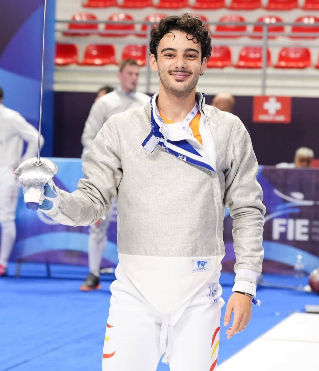 🤺#Esgrima Mundial en Tbilisi 🇬🇪

Sable ♂️
Santi Madrigal
T64 ✅ Saron 🇺🇸 15-14
T32 ❌ Patrice 🇫🇷 12-15

Yago Morán
T64 ❌ Kindler 🇩🇪 7-15

Santi se vuelve cruzar con Patrice 🇫🇷 que se vuelve a imponer

🔜 La acción sigue ahora con los equipos de florete ♂️ y espada ♀️