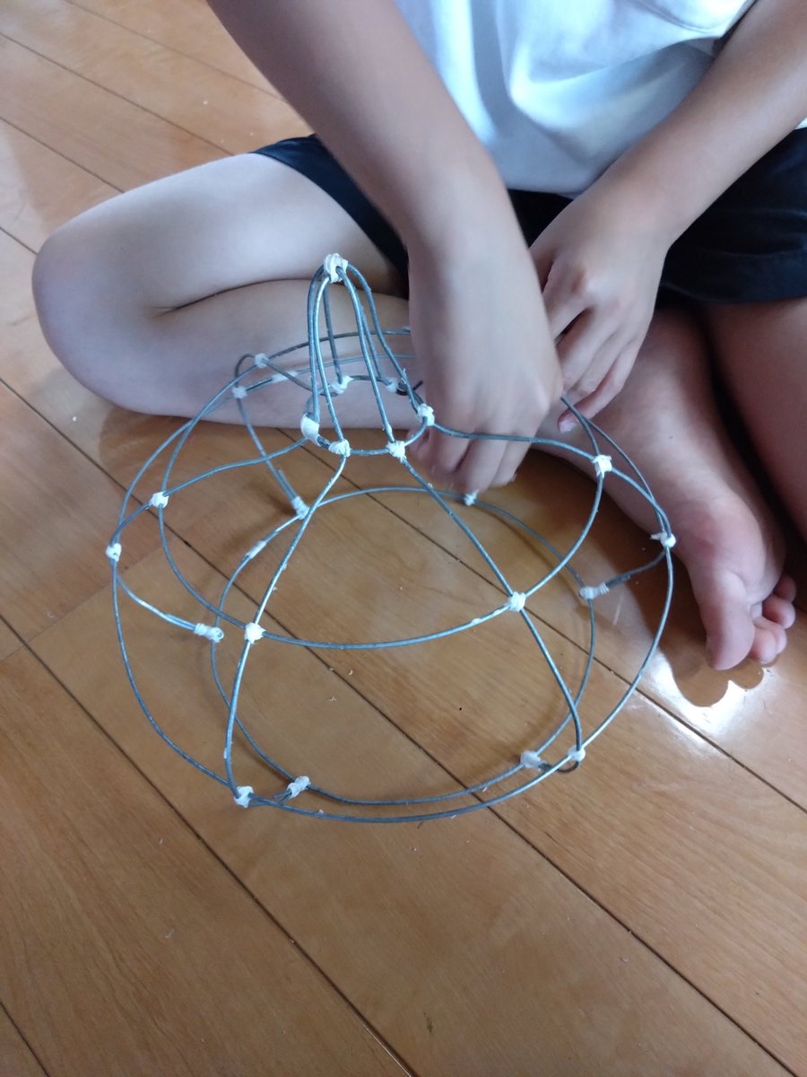 momoimo81's tweet image. 夏休みの工作
針金の組み方の提案と針金押さえるのは手伝ったけど他は自力で作ってる