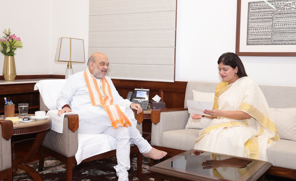 Poonam Pramod Mahajan (@poonam_mahajan) on Twitter photo рдЖрдЬ рд╕рдВрд╕рдж рднрд╡рди рдореЗрдВ рд╣рдорд╛рд░реЗ рд╡рд░рд┐рд╖реНрда рдиреЗрддрд╛, рдХреЗрдВрджреНрд░реАрдп рдЧреГрд╣ рдПрд╡рдВ рд╕рд╣рдХрд╛рд░рд┐рддрд╛ рдордВрддреНрд░реА рд╢реНрд░реА <a href="/AmitShah/">Amit Shah</a> рдЬреА рд╕реЗ рднреЗрдВрдЯ рдХрд░ рдЙрдирдХрд╛ рдЖрд╢реАрд░реНрд╡рд╛рдж рдПрд╡рдВ рдорд╛рд░реНрдЧрджрд░реНрд╢рди рдкреНрд░рд╛рдкреНрдд рдХрд┐рдпрд╛редрдореБрдВрдмрдИ рдореЗрдВ рдЫрддреНрд░рдкрддрд┐ рд╢рд┐рд╡рд╛рдЬреА рдорд╣рд╛рд░рд╛рдЬ рдХреЗ рдкрд╣рд▓реЗ рдордВрджрд┐рд░ рдореЗрдВ рдЖрд░рддреА рдХрд░рдиреЗ рдХреЗ рд▓рд┐рдП рдЙрдиреНрд╣реЗрдВ рдЖрдордВрддреНрд░рд┐рдд рдХрд┐рдпрд╛ рдФрд░ рдореЗрд░реЗ рдЪреБрдирд╛рд╡рдХреНрд╖реЗрддреНрд░ рдХреЗ рд╡рд┐рд╡рд┐рдз рд╡рд┐рд╖рдпреЛрдВ рдкрд░ рдЪрд░реНрдЪрд╛ рдХреАред рдЖрдЬ рд╕рдВрд╕рдж рднрд╡рди рдореЗрдВ рд╣рдорд╛рд░реЗ рд╡рд░рд┐рд╖реНрда рдиреЗрддрд╛, рдХреЗрдВрджреНрд░реАрдп рдЧреГрд╣ рдПрд╡рдВ рд╕рд╣рдХрд╛рд░рд┐рддрд╛ рдордВрддреНрд░реА рд╢реНрд░реА <a href="/AmitShah/">Amit Shah</a> рдЬреА рд╕реЗ рднреЗрдВрдЯ рдХрд░ рдЙрдирдХрд╛ рдЖрд╢реАрд░реНрд╡рд╛рдж рдПрд╡рдВ рдорд╛рд░реНрдЧрджрд░реНрд╢рди рдкреНрд░рд╛рдкреНрдд рдХрд┐рдпрд╛редрдореБрдВрдмрдИ рдореЗрдВ рдЫрддреНрд░рдкрддрд┐ рд╢рд┐рд╡рд╛рдЬреА рдорд╣рд╛рд░рд╛рдЬ рдХреЗ рдкрд╣рд▓реЗ рдордВрджрд┐рд░ рдореЗрдВ рдЖрд░рддреА рдХрд░рдиреЗ рдХреЗ рд▓рд┐рдП рдЙрдиреНрд╣реЗрдВ рдЖрдордВрддреНрд░рд┐рдд рдХрд┐рдпрд╛ рдФрд░ рдореЗрд░реЗ рдЪреБрдирд╛рд╡рдХреНрд╖реЗрддреНрд░ рдХреЗ рд╡рд┐рд╡рд┐рдз рд╡рд┐рд╖рдпреЛрдВ рдкрд░ рдЪрд░реНрдЪрд╛ рдХреАред