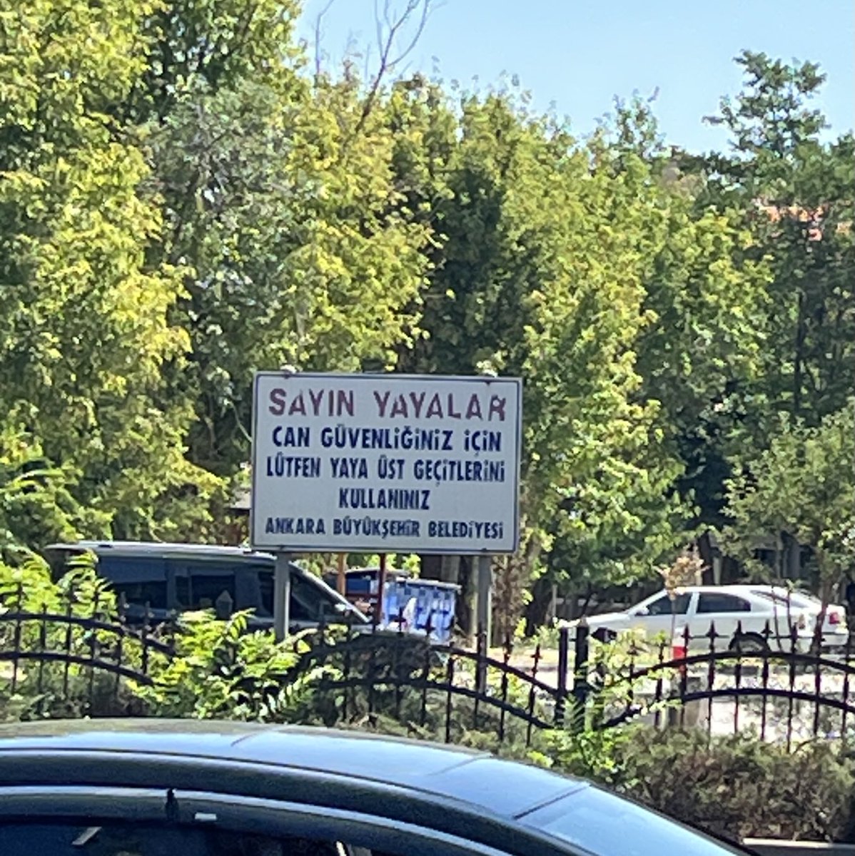 Konya Yolu üzerinde Balgat-Çukurambar’ı bağlayan üst geçitte onarım çalışması var!..
Güzel de…
- 50 metre engelli yarışı gibi!
- Vatandaş demir profillerin arasında tendonunu-parmağını-çapraz bağını bırakmamak için adeta slalom yapıyor. 
- Yarışmacı arkadaşlara başarılar!..