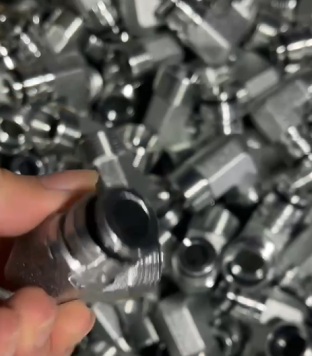 XC_HYDRAULICS's tweet image. Stainless steel hydraulic right-angle fittings offer excellent corrosion and pressure resistance, ideal for high-intensity industrial environments, ensuring safe and reliable hydraulic operation.  #HydraulicFittings #StainlessSteelParts #RightAngleFittings #IndustrialHydraulics