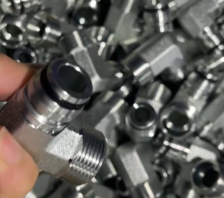 XC_HYDRAULICS's tweet image. Stainless steel hydraulic right-angle fittings offer excellent corrosion and pressure resistance, ideal for high-intensity industrial environments, ensuring safe and reliable hydraulic operation.  #HydraulicFittings #StainlessSteelParts #RightAngleFittings #IndustrialHydraulics