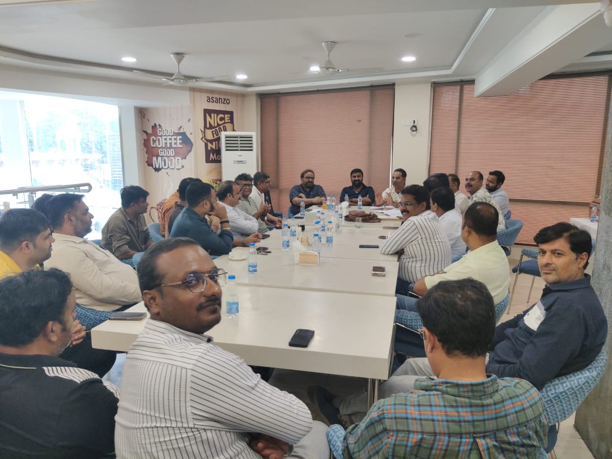 Lubmpoffice's tweet image. लघु उद्योग भारती संगठन विस्तार
लघु उद्योग भारती प्रदेश महामंत्री अरुण सोनी द्वारा जबलपुर इकाई का सफल प्रवास किया गया, जिसमें 50+ उद्यमियों की उत्साहपूर्ण उपस्थिति रही।औद्योगिक विषयों पर सार्थक चर्चा के साथ-साथ उमरिया डूंगरिया, गारमेंट क्लस्टर 🧵🧥 एवं महिला इकाई गठन
@lubindia