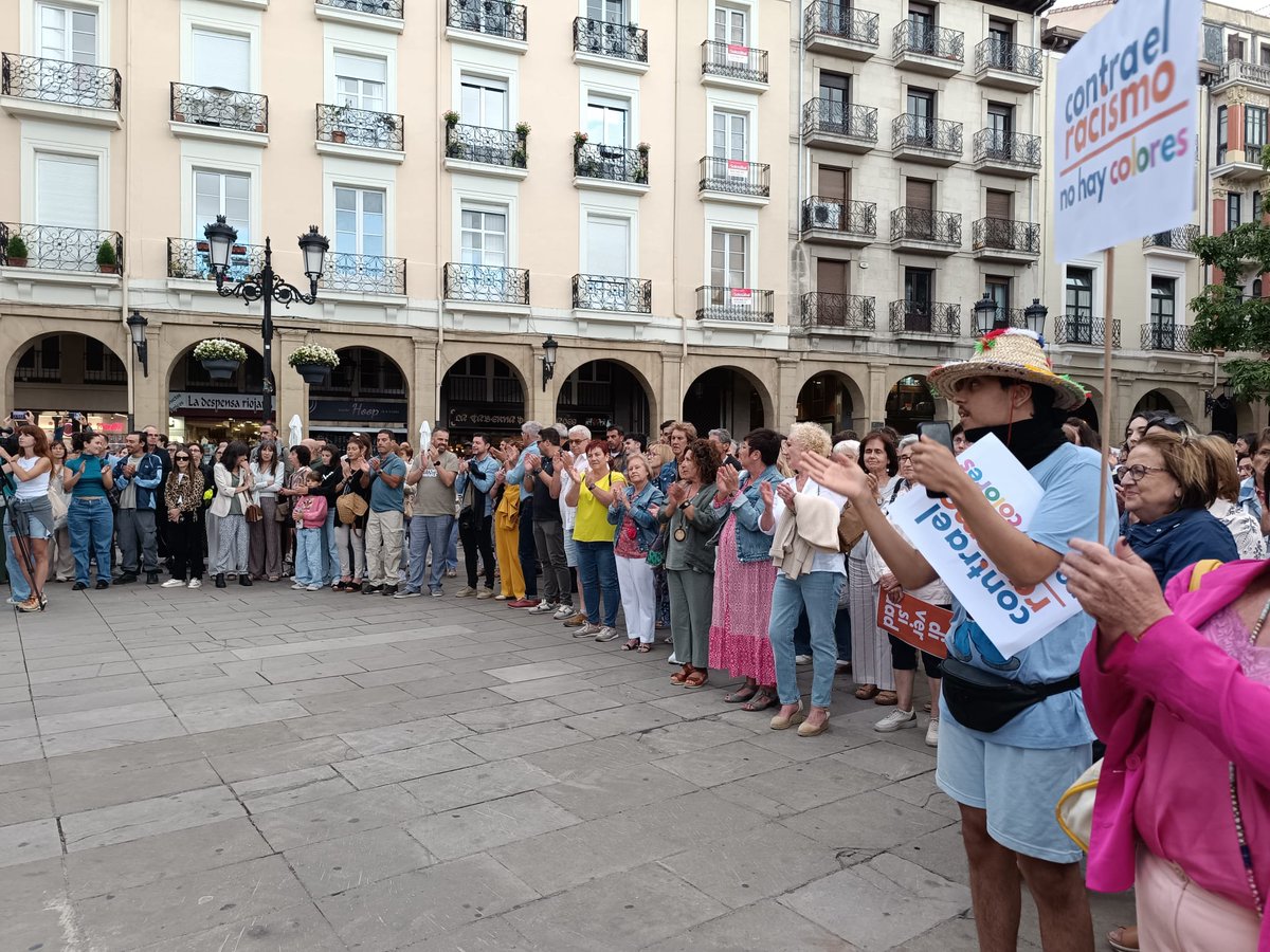Gracias infinitas a los cientos de personas que ayer se concentraron en la Plaza del Mercado de #Logroño para decir No al racismo y al odio, convocadas por <a href="/mpdllarioja/">Movimiento por la Paz -MPDL- La Rioja</a> <a href="/RiojaAcoge/">Rioja Acoge</a> <a href="/refugiadxsrioja/">Bienvenidxs Refugiadxs La Rioja</a>  y <a href="/ailarioja/">Amnistía La Rioja</a> 
#Stopracismo