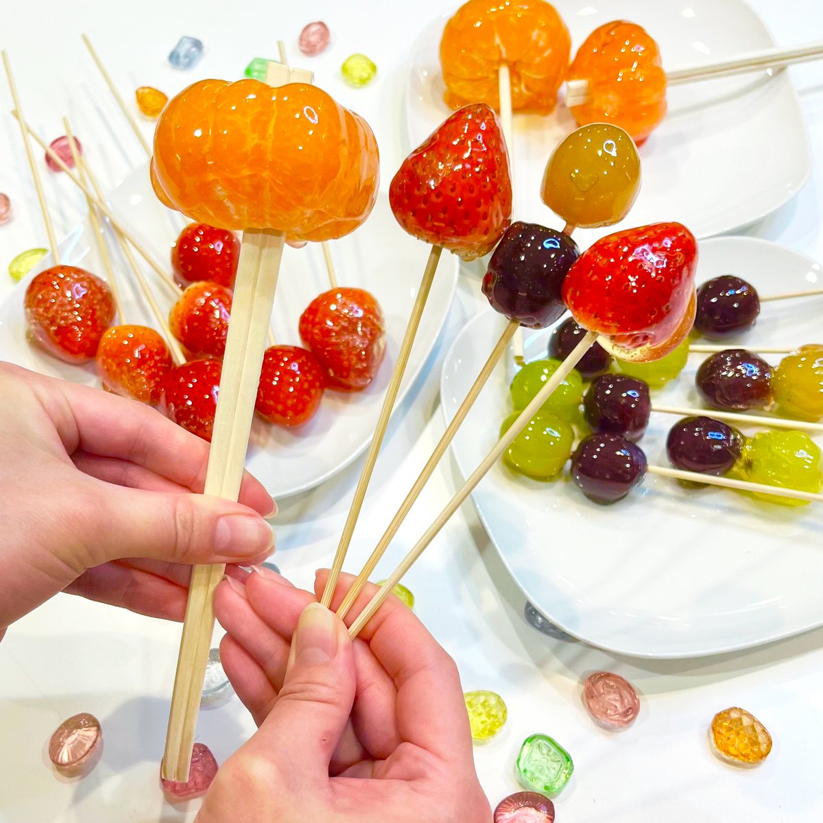 毎月8日は #フルーツの日🍓🍊🍇
#サクマドロップス を使ったフルーツ飴をご紹介🍬🩷

➀サクマドロップス7粒に水小さじ1/2を入れてレンジでチン
②フルーツに飴をつけて固まったら完成✨

火を使わず簡単にできるのでぜひ作ってみてください🫶
