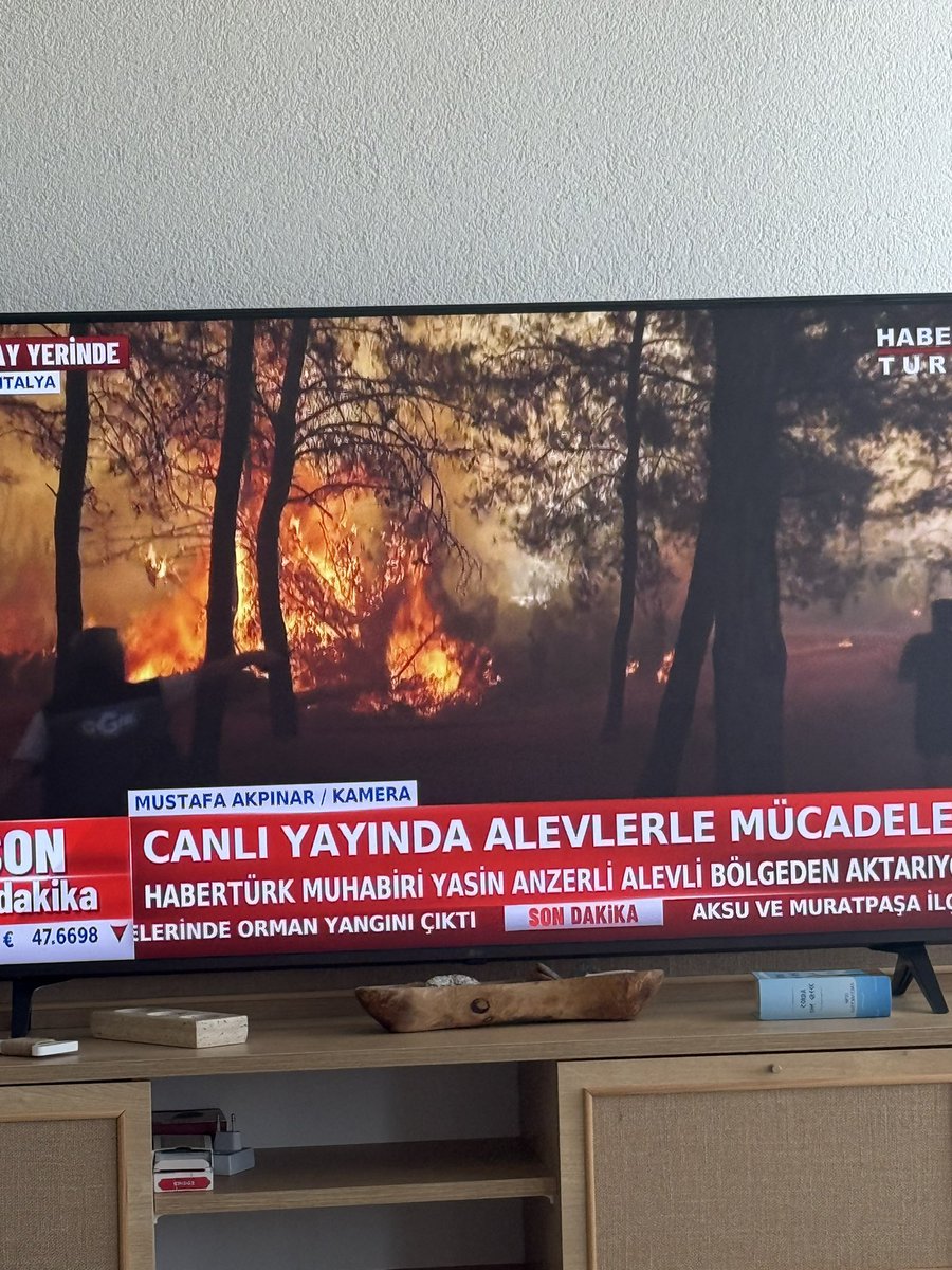 Sizin bu yaptiginiz habercilik degil, insanlarin hayatini medyacilik  ugruna tehlikeye atmaktir.Bu yanginin tehlikesini bize degil devlet buyuklerine iletin.<a href="/HaberturkTV/">Habertürk TV</a>