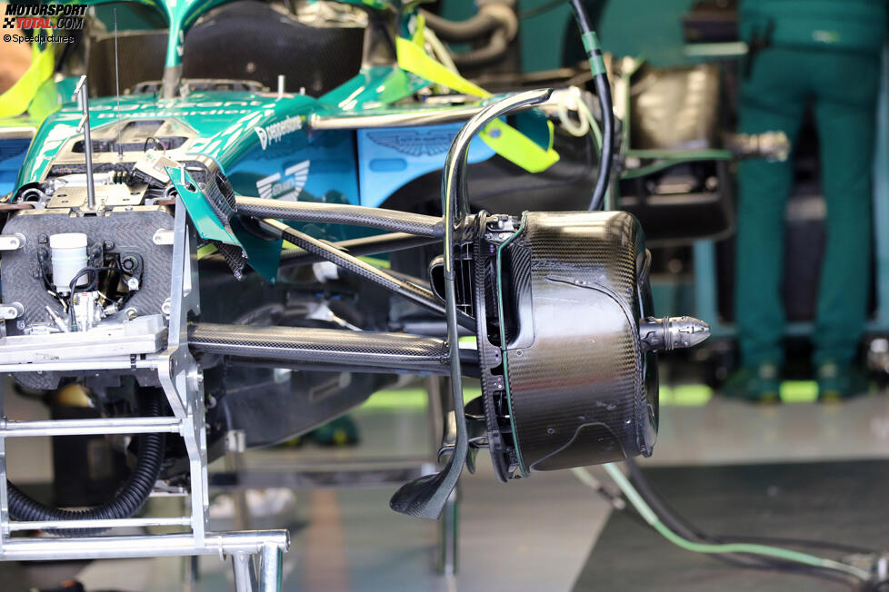 SalaStampRacing's tweet image. #BelgianGP Lente di ingrandimento nei garages di Spa Francorchamps #F1 (📷motorsportTotal/NextgenXpb) Box box box! #F1Tech