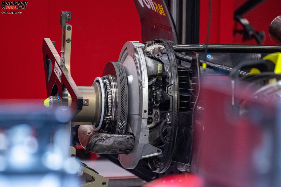 SalaStampRacing's tweet image. #BelgianGP Lente di ingrandimento nei garages di Spa Francorchamps #F1 (📷motorsportTotal/NextgenXpb) Box box box! #F1Tech