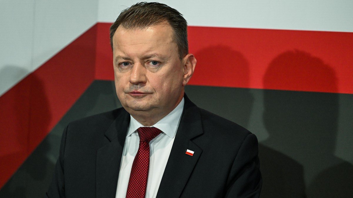 Oto Mariusz Błaszczak - były Minister Obrony Narodowej. 

Rocznik 1969. 

Mgr. historii. 

Po ukończeniu studiów, nie przepracował ani jednego dnia poza polityką. 

Żyjący na koszt podatnika. Najpierw praca w partii, potem w ministerstwach i Spółkach Skarbu Państwa. 

Zero wiedzy