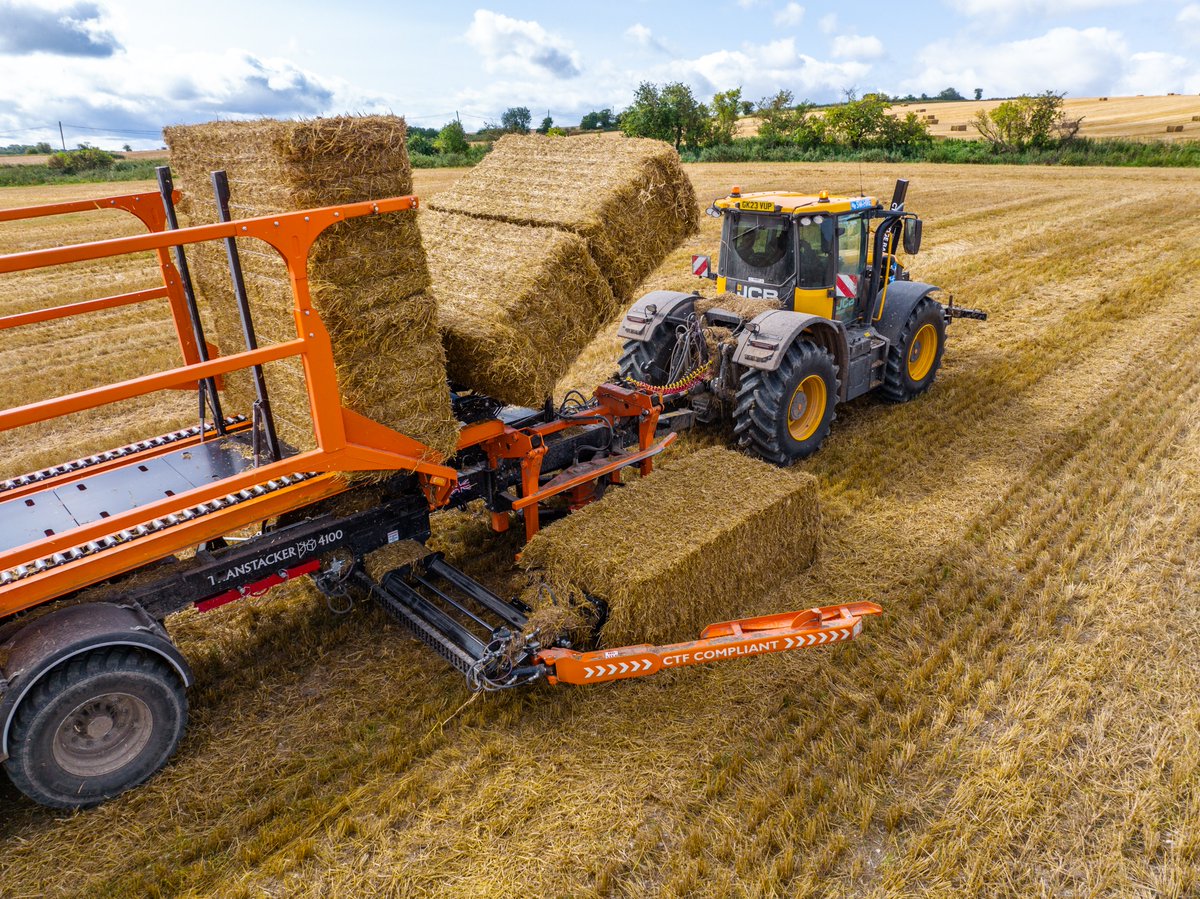 JCB Fastrac hired in for bale chasing🚜