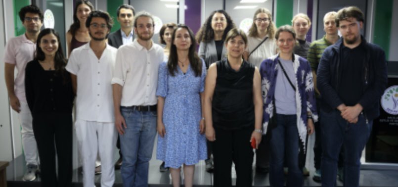 HDK_KONGRE's tweet image. Eş sözcümüz Meral Danış Beştaş, DEM Parti Eş Genel Başkanı Tülay Hatimoğulları ve beraberindeki heyet Abdullah Öcalan ile görüşmek için Avrupa’nın farklı ülkelerinden gelen Insisting on Freedom üyesi enternasyonal gençler ile bir araya geldi.
Görüşmeden sonra yapılan basın…