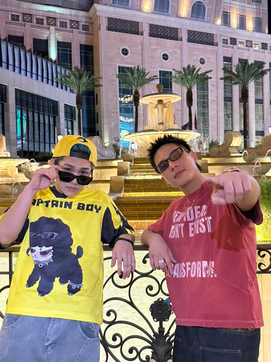 OnlyCAPTAINBOY's tweet photo. Em CAPTAIN BOY và anh Quân AP tại đường phố Las Vegas. Liệu sẽ có sự kết hợp nào của hai anh em tại concert ATSH Day 7 &amp; 8 sắp tới không nhỉ ? Cùng chờ đón sự xuất hiện của hai anh em tại đêm concert ngày 26 - 27/7 này nha 🎇

#CAPTAINBOY #AnhTraiSayHiLasVegas https://t.co/kJUI3Tchok