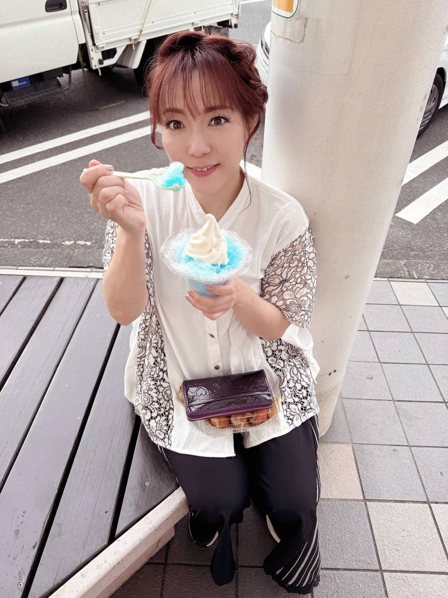 《オフショット公開》🆕

本日は『かき氷の日』ということで、キャンペーン帰りにかき氷を買って食べている花咲です✨

と思いきや、かき氷フロートです！
欲張ってアイスも付けましたとさ🤣

＃花咲ゆき美
＃日本クラウン
＃かき氷の日