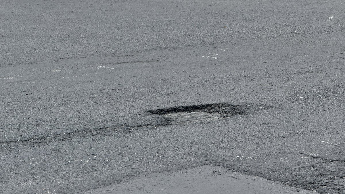 pablorosasn's tweet photo. @locatel_mx Hay una serie de baches absurdamente grandes, profundos y que NADIE atiende… ustedes pueden ayudar a la gestión o con quien debo dirigirme para que se haga algo? Dakota entre Arizona y Montecito, Col. Nápoles, Alc. Benito Juárez. https://t.co/7jqnkrO9N4