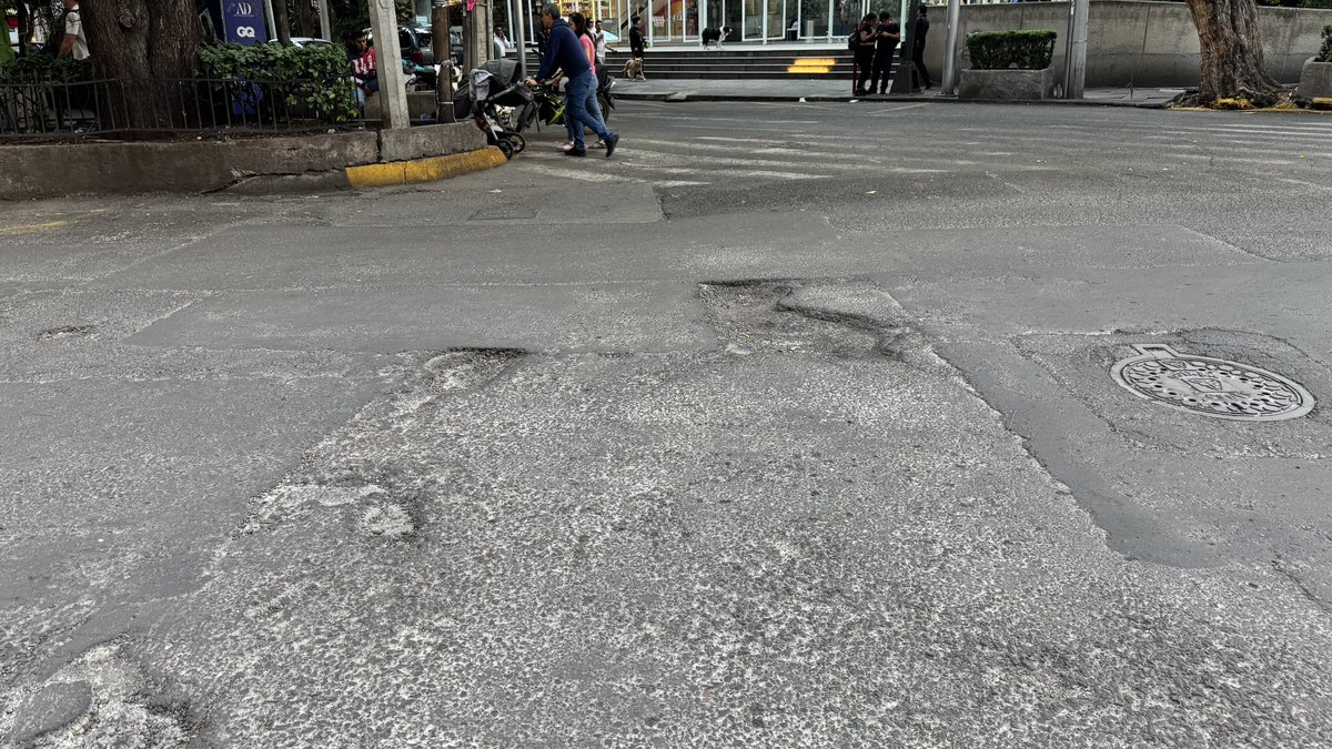 pablorosasn's tweet photo. @locatel_mx Hay una serie de baches absurdamente grandes, profundos y que NADIE atiende… ustedes pueden ayudar a la gestión o con quien debo dirigirme para que se haga algo? Dakota entre Arizona y Montecito, Col. Nápoles, Alc. Benito Juárez. https://t.co/7jqnkrO9N4