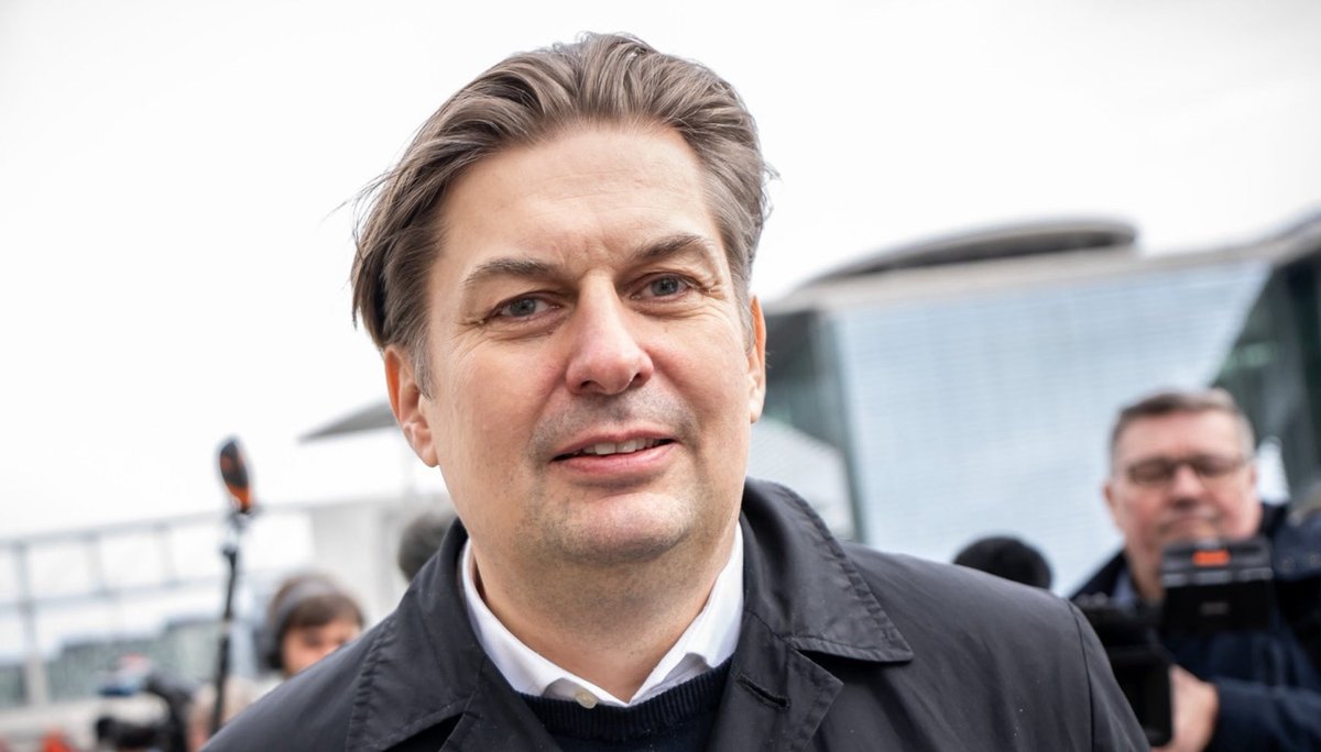 Ist das vielleicht der uneheliche Sohn von….Also ich mag es gar nicht aussprechen aber diese Ähnlichkeit.