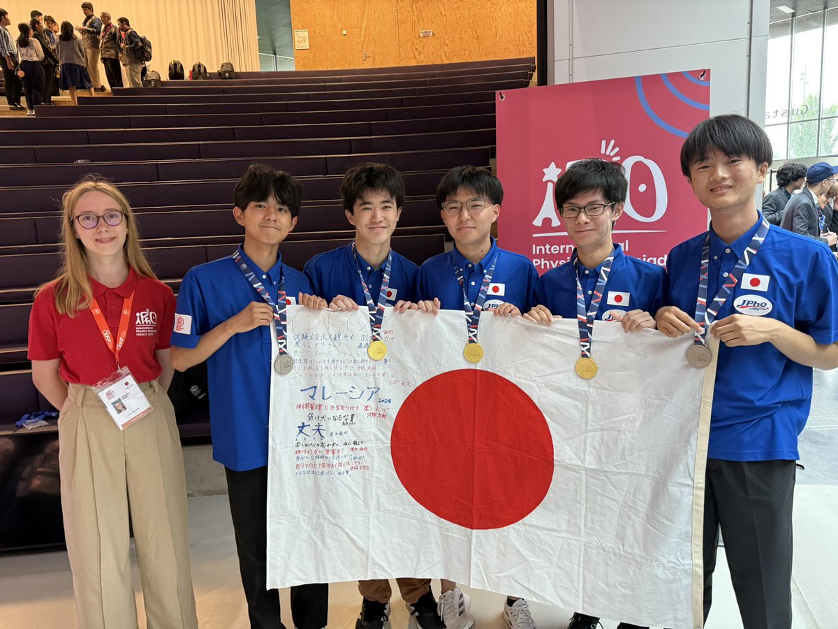 math_physics_'s tweet image. 国際物理オリンピック2025フランス大会で金メダルを受賞しました。日本チームとしては3金,2銀(特に角谷君は全体で3位)と過去最高の成績を残すことができ、喜びでいっぱいです。
自分にとってはこの大会が競技物理の集大成となりますが、今後もオリンピックを通して得た経験を活かせるよう努力します。