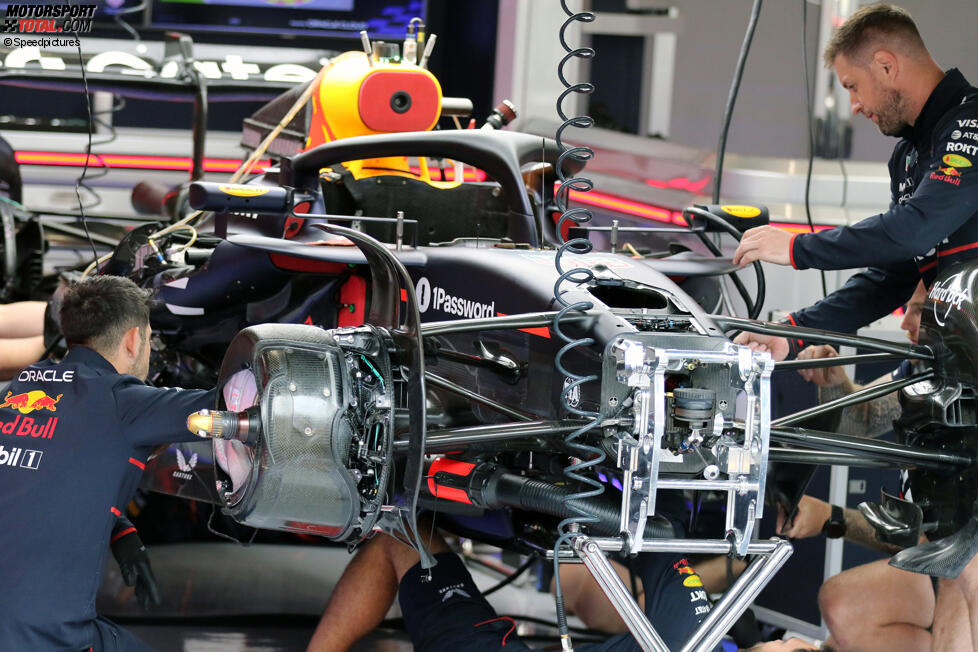 SalaStampRacing's tweet image. #F1 Lente di ingrandimento nei garages di Spa Francorchamps #BelgianGP (📷motorsportTotal/NextgenXpb) Box box box! #F1Tech