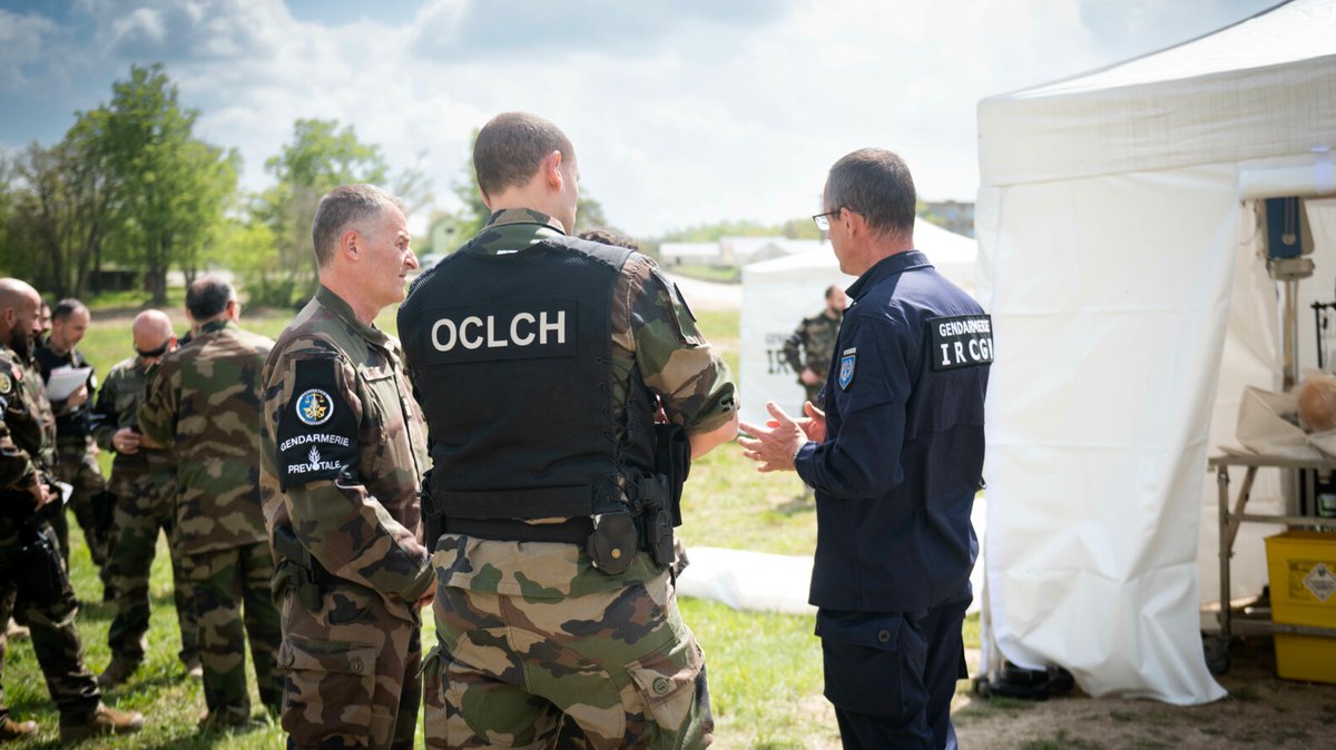 Des gendarmes français en mission en Ukraine, en Syrie et ailleurs dans le monde ! Ils traquent ceux et celles accusés de #crimescontrelhumanité et #crimesdehaine. Ils appartiennent <a href="/OCLCH2/">OCLCH</a> 
Le général Reiland est l'invité de #64m <a href="/TV5MONDEINFO/">TV5MONDE Info</a>