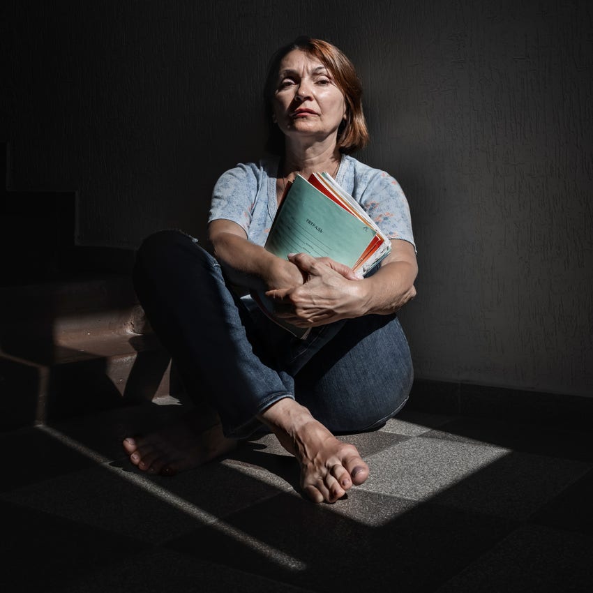 This thread contains real quotes from Lyudmila Huseynova — a Ukrainian volunteer from occupied Donetsk.

In 2019, russian forces abducted her and threw her into the Izolyatsia prison.

She spent 3 years in hell. Tortured. Isolated. Silenced.

These are her words.

🧵1/5