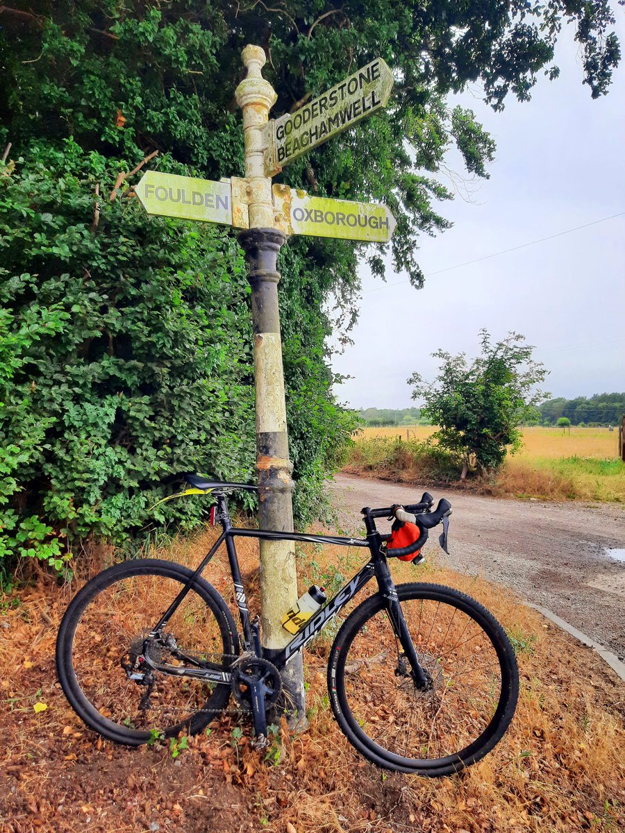 RhinoFive's tweet image. Norfolk; presumably how they advise you to expect grass & moss on the road.....
#fingerpostfriday @FingerpostFri