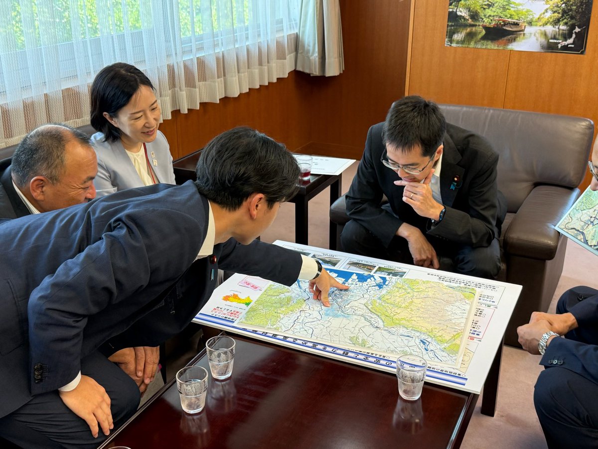 ozorakoki's tweet image. 本日は大久保区長、けんざき区議会議長、都や区の幹部と一緒に国交省を訪れ、高潮対策の促進を要望。高見政務官ら7名の幹部にご対応いただきました。約300万人が暮らす江東区を含む東部低地帯は、高潮による甚大かつ長期的な浸水リスクを抱えています。首都直下地震を見据え、堤防・水門の耐震化・耐水…