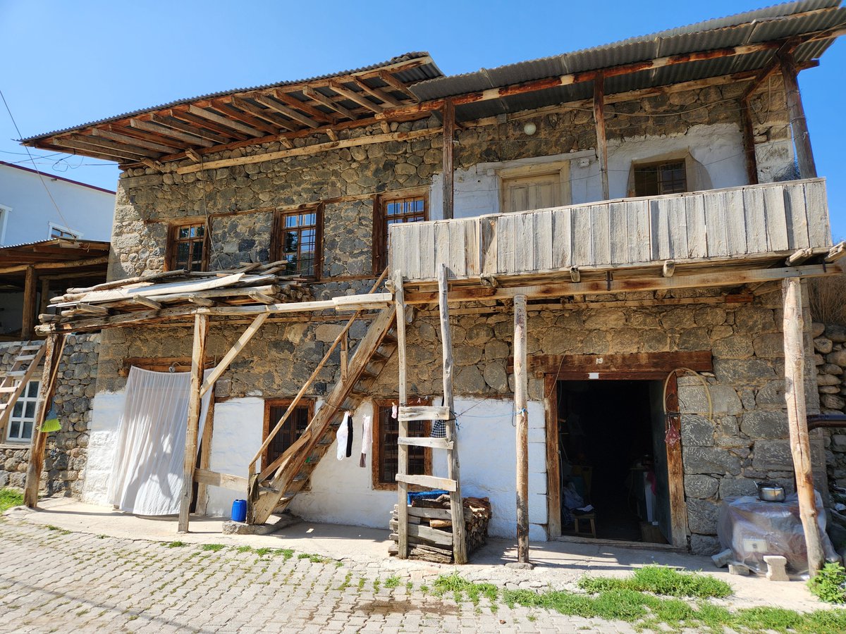 Al eline bir değnek,
Tırman dağlara, şöyle!
Şehir farksız olsun tek,
Mukavvadan bir köyle.

Uzasan, göğe ersen,
Cücesin şehirde sen;
Bir dev olmak istersen,
Dağlarda şarkı söyle!

Tortum Serdarlı Yaylası