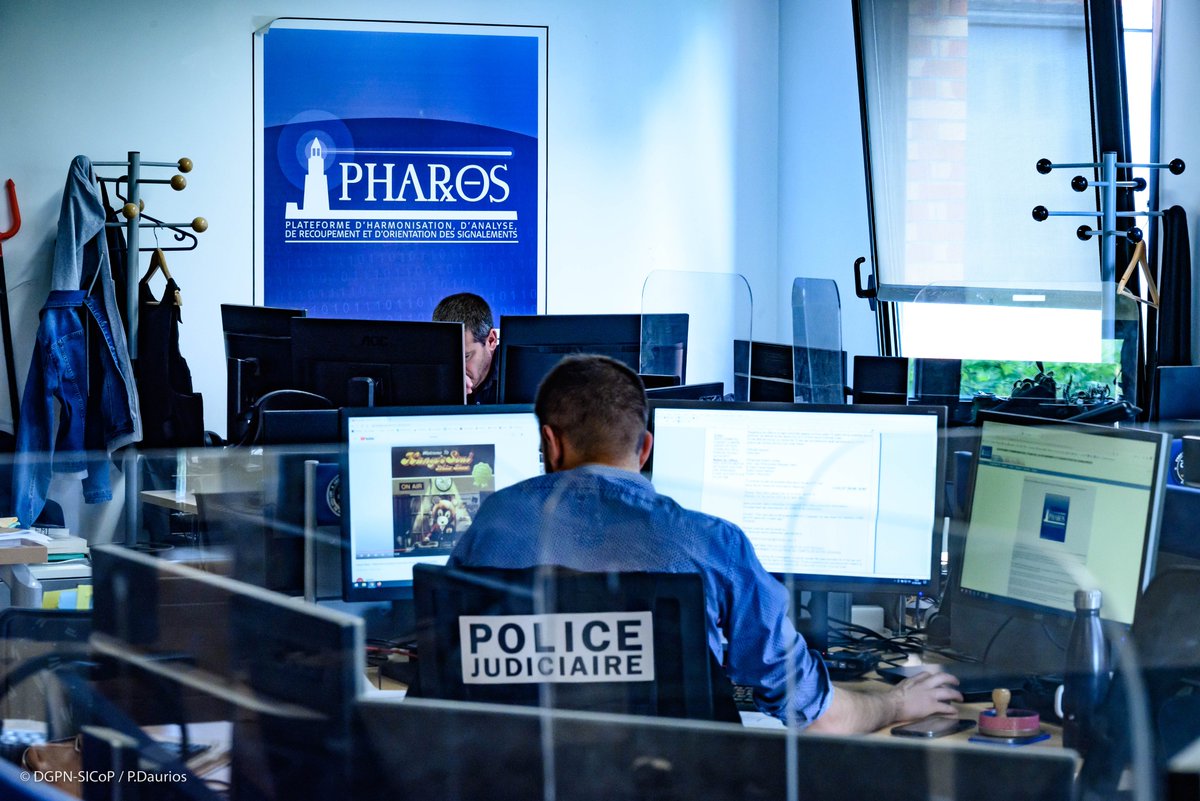PorteParolePN's tweet image. #PHAROS | A quoi sert la plateforme Pharos ❓
➡️ Elle traite les signalements effectués via le site internet-signalement.gouv.fr et intervient sur l’ensemble des contenus illicites diffusés publiquement en ligne, jusqu’à enjoindre les plateformes à les signaler. Depuis la loi du 13…