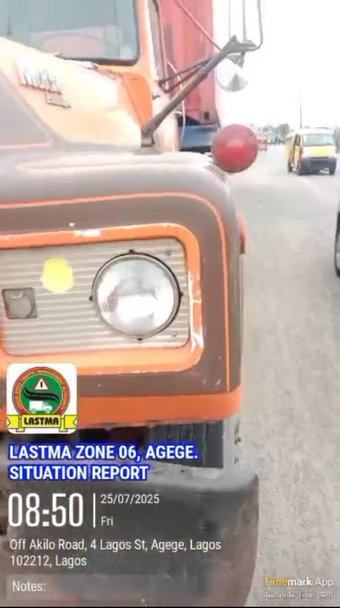 followlastma's tweet photo. [9:22AM] #Ogba
#AkiloRd
#BreakdownReport

A loaded 40ft truck developed a mechanical fault and also front tyre problem on Akilo road inward Marketing.

Cones have been placed strategically as a safety caution, with ongoing efforts by the owner to get it fixed and move it off the road.
#FollowLASTMA