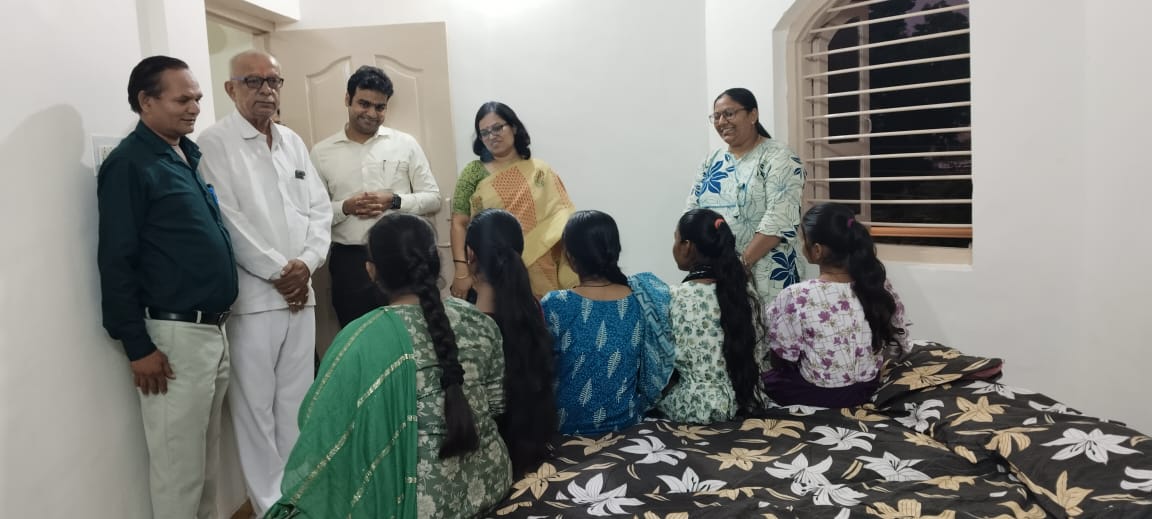dcpuarvalli's tweet photo. તા.૨૪/૦૭/૨૦૨૫ નારોજ માન.કલેક્ટર સાહેબશ્રી તથા માન.જિલ્લા વિકાસ અધિકારી સાહેબશ્રીના હસ્તે CWCની ઉપસ્થિતિમાં સરકારી ચિલ્ડ્રન હોમ ફોર ગર્લ્સના નવા મકાનનું ઉદઘાટન કરવામાં આવ્યું તથા આશ્રિત બાળકીઓને માર્ગદર્શન અને સ્ટાફને જરૂરીસુચનો આપવામાં આવ્યા@CollectorArv, @Gujaratscps,@DdoArvalli https://t.co/v5HRa6vrmT