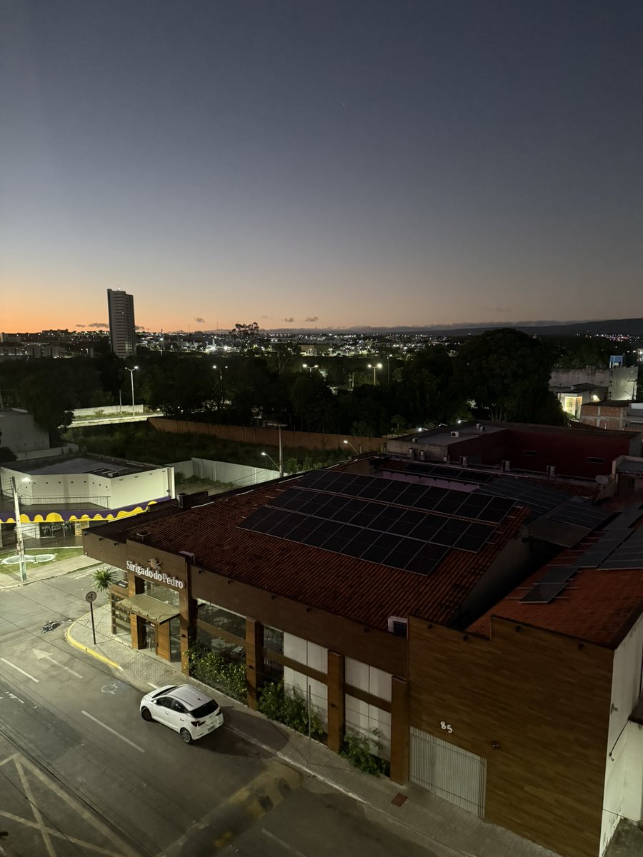 Começa a amanhecer em Juazeiro do Norte, no Ceará, onde faço hoje uma palestra para professores na UniLeão sobre Os Desafios da Educação Brasileira. Bom dia, novamente, a todos!