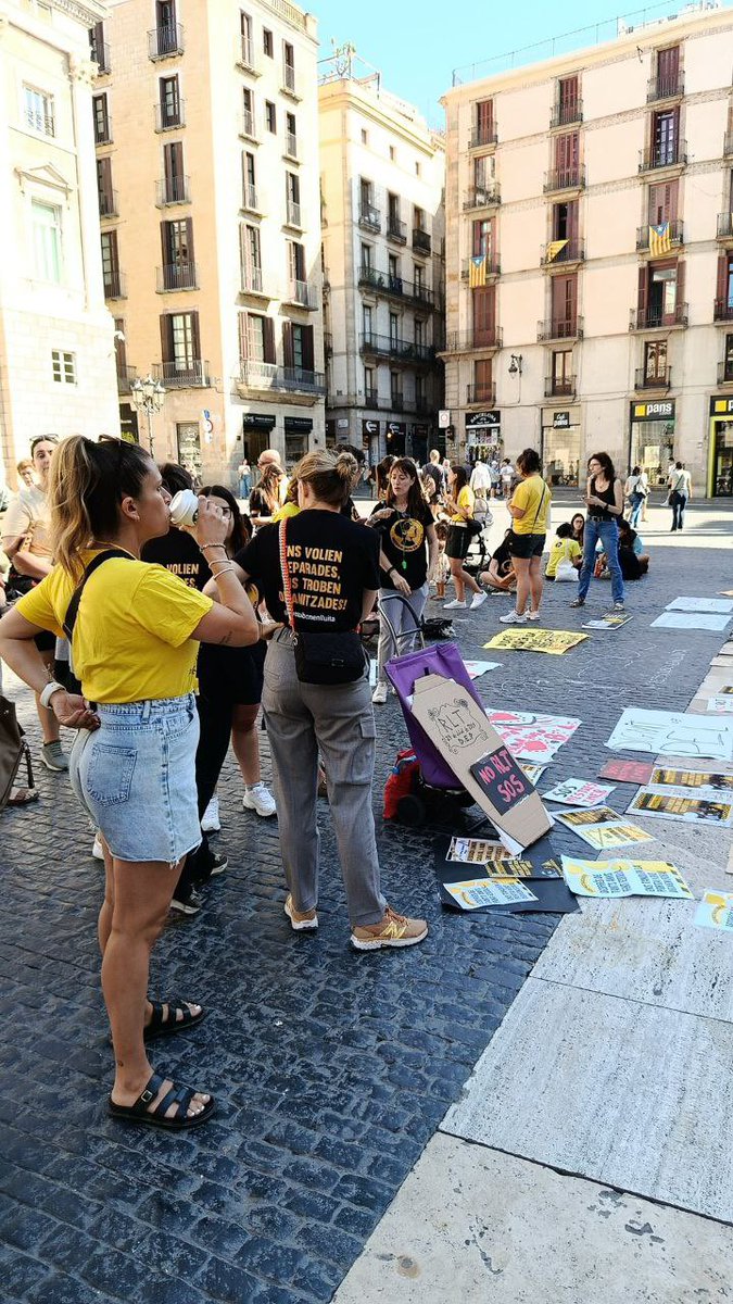 InterAjBCN's tweet photo. Seguim 💪 avui 25 de Juliol, les acompanyem  a plaça Sant Jaume, bressol en lluita.
Intersindical amb les companyes treballadores de bressol. https://t.co/74jcq4jxAI