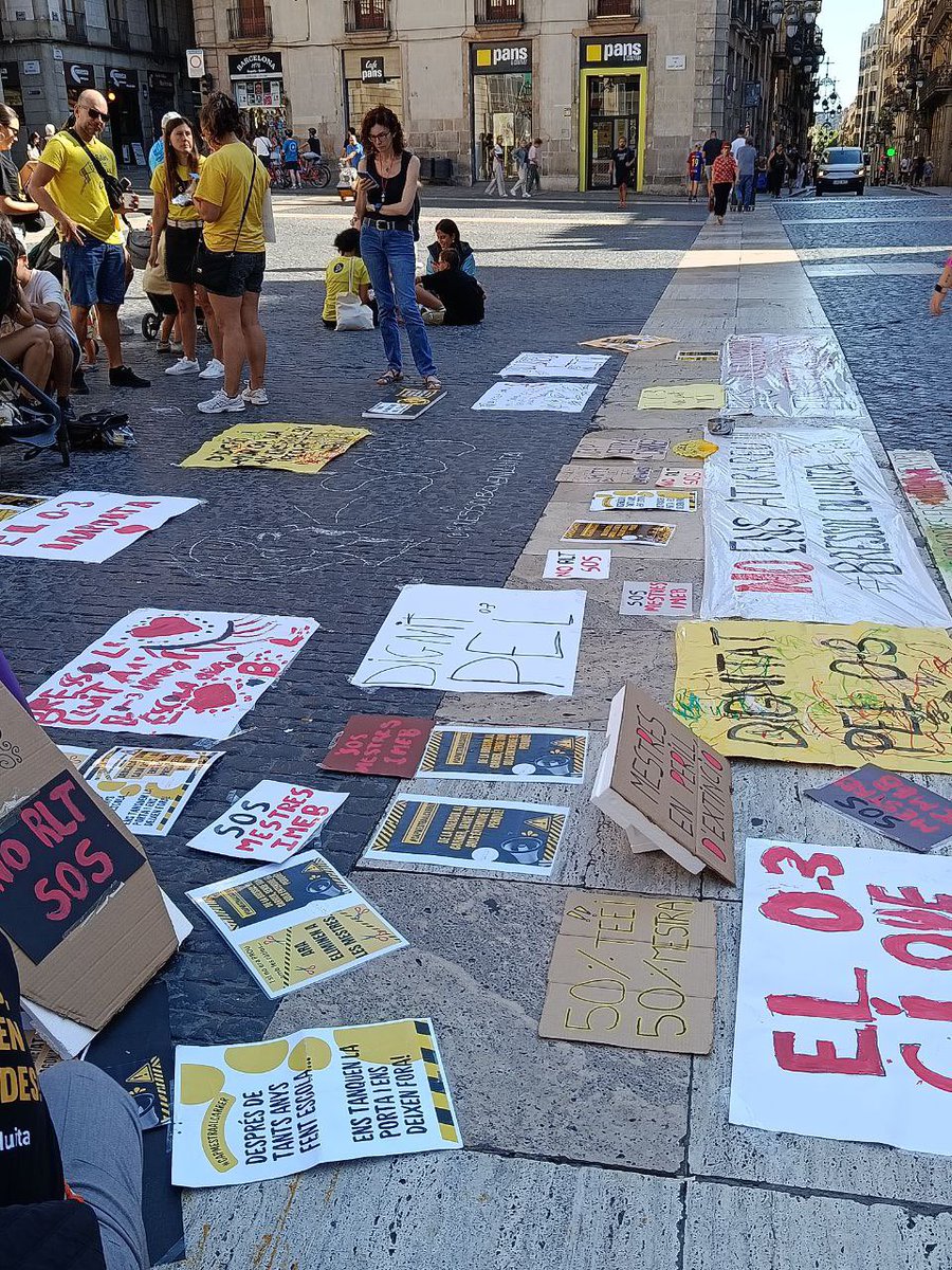 InterAjBCN's tweet photo. Seguim 💪 avui 25 de Juliol, les acompanyem  a plaça Sant Jaume, bressol en lluita.
Intersindical amb les companyes treballadores de bressol. https://t.co/74jcq4jxAI