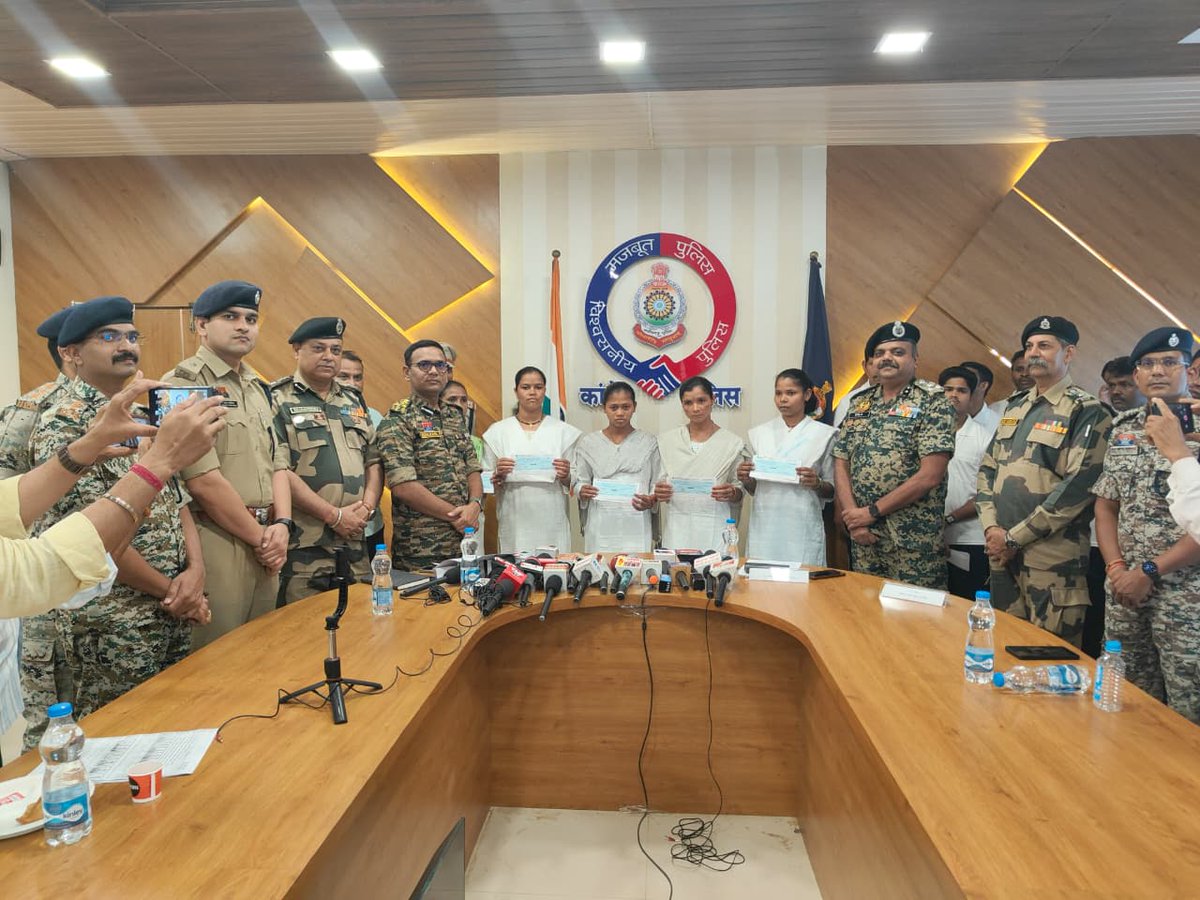 HarjeetSingh1h's tweet image. 🔴 From Violence to Peace!
21 Naxals, including those with ₹95 lakh bounty, surrendered in Chhattisgarh.
Thanks to joint efforts of #BSF, #ITBP, Police &amp;amp; Govt’s smart rehabilitation policy.
Change is real. Peace is winning.
#NaxalSurrender #SurrenderedNaxals #BSFChhattisgarh