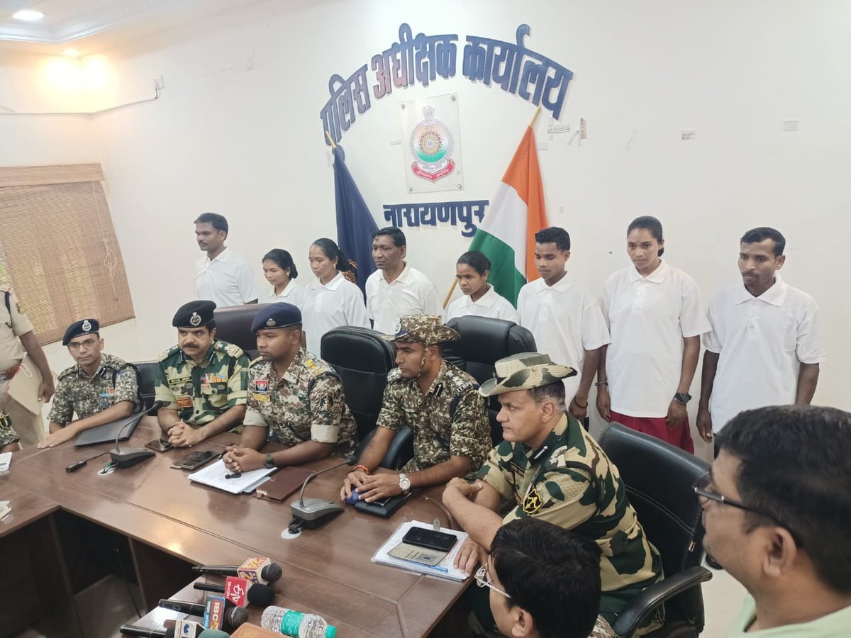 HarjeetSingh1h's tweet image. 🔴 From Violence to Peace!
21 Naxals, including those with ₹95 lakh bounty, surrendered in Chhattisgarh.
Thanks to joint efforts of #BSF, #ITBP, Police &amp;amp; Govt’s smart rehabilitation policy.
Change is real. Peace is winning.
#NaxalSurrender #SurrenderedNaxals #BSFChhattisgarh