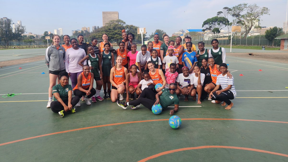 Netball_SA's tweet image. 🧡 Sonoblomo showing heart and hustle — on and off the court! The Free State Sonoblomo team took time during the TNL to lead a vibrant skills development clinic — passing on passion, precision, and purpose to the next generation. 🌻
#NetballFamily #TelkomStandTall