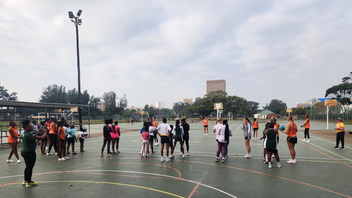 Netball_SA's tweet image. 🧡 Sonoblomo showing heart and hustle — on and off the court! The Free State Sonoblomo team took time during the TNL to lead a vibrant skills development clinic — passing on passion, precision, and purpose to the next generation. 🌻
#NetballFamily #TelkomStandTall