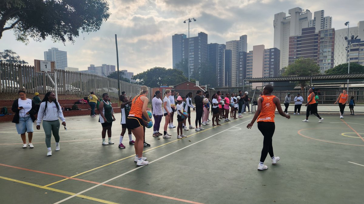Netball_SA's tweet image. 🧡 Sonoblomo showing heart and hustle — on and off the court! The Free State Sonoblomo team took time during the TNL to lead a vibrant skills development clinic — passing on passion, precision, and purpose to the next generation. 🌻
#NetballFamily #TelkomStandTall