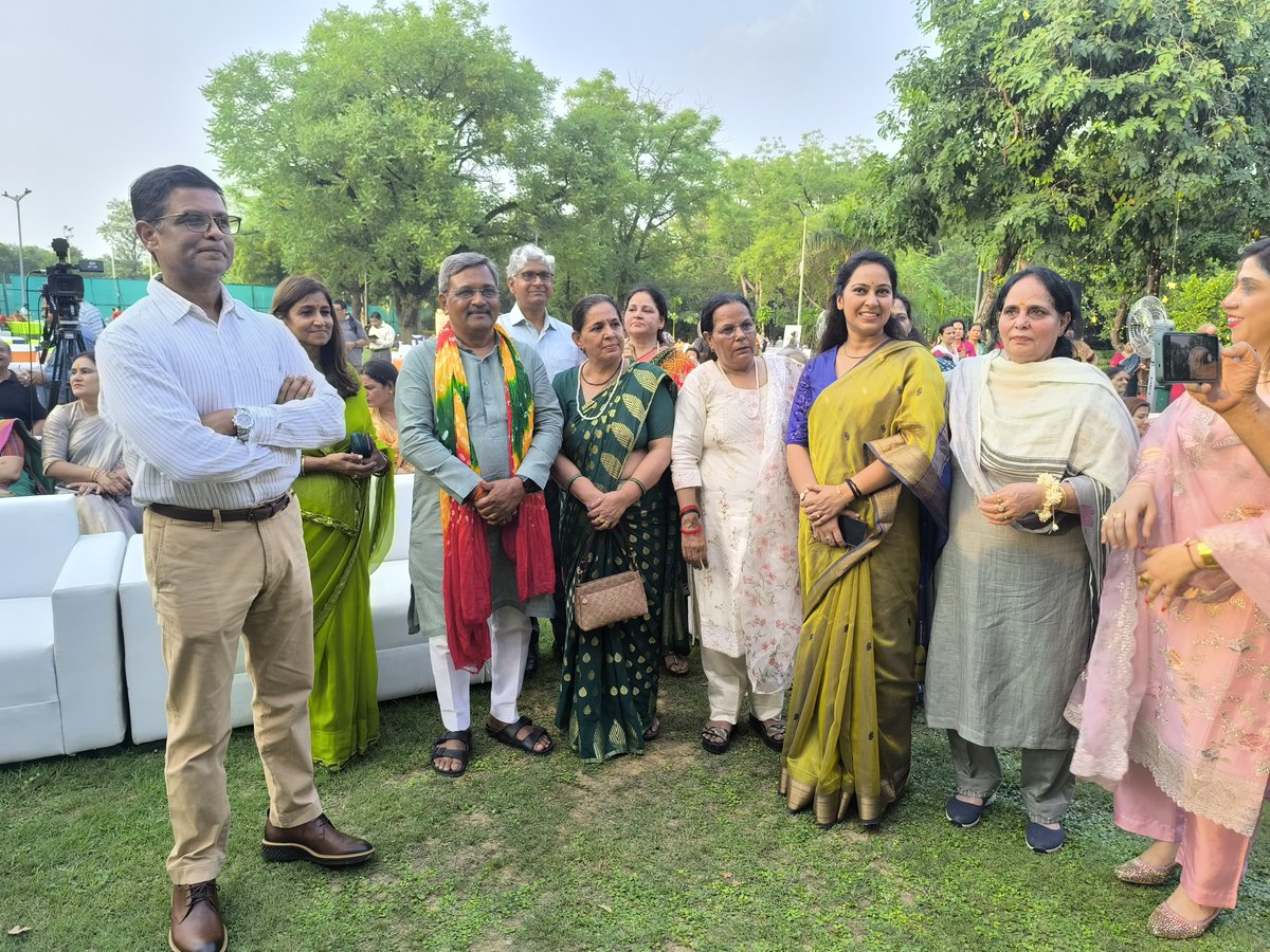 Ipriyalbhardwaj's tweet image. हरितालिका-तीज की सुरभित पावन बेला में PSOI प्रांगण रंग-बिरंगे आभूषण-सा आलोकित हुआ, जहाँ भारतीय संस्कृति का वैभव, आस्था की निष्ठा और सौंदर्य की अनूठी छटा एक साथ प्रतिध्वनित हुई।
इस अवसर पर एनडीएमसी के अध्यक्ष श्री सतीश उपाध्याय जी एवं सदस्य श्रीमती सरिता तोमर जी के साथ अन्य…