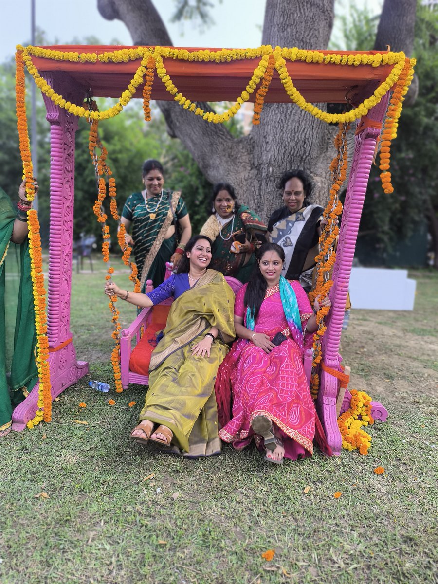 Ipriyalbhardwaj's tweet image. हरितालिका-तीज की सुरभित पावन बेला में PSOI प्रांगण रंग-बिरंगे आभूषण-सा आलोकित हुआ, जहाँ भारतीय संस्कृति का वैभव, आस्था की निष्ठा और सौंदर्य की अनूठी छटा एक साथ प्रतिध्वनित हुई।
इस अवसर पर एनडीएमसी के अध्यक्ष श्री सतीश उपाध्याय जी एवं सदस्य श्रीमती सरिता तोमर जी के साथ अन्य…