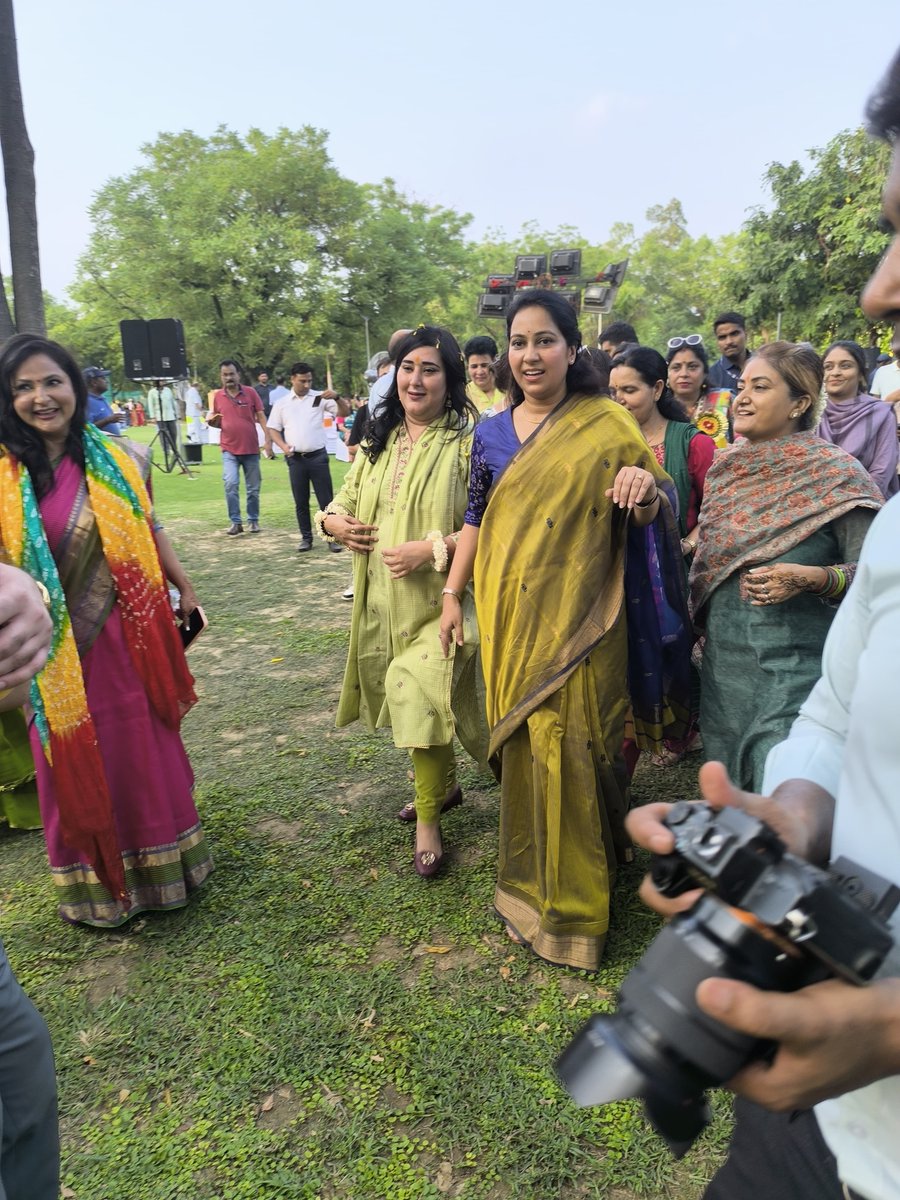 Ipriyalbhardwaj's tweet image. हरितालिका-तीज की सुरभित पावन बेला में PSOI प्रांगण रंग-बिरंगे आभूषण-सा आलोकित हुआ, जहाँ भारतीय संस्कृति का वैभव, आस्था की निष्ठा और सौंदर्य की अनूठी छटा एक साथ प्रतिध्वनित हुई।
इस अवसर पर एनडीएमसी के अध्यक्ष श्री सतीश उपाध्याय जी एवं सदस्य श्रीमती सरिता तोमर जी के साथ अन्य…