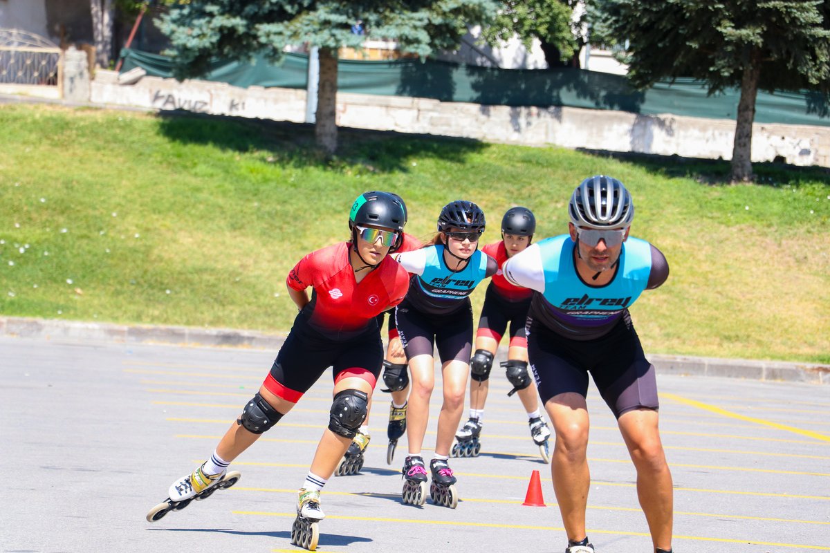 Gençlik ve Spor İl Müdürümüz Ali İhsan Kabakcı, yoğun bir şekilde antrenmanlarına devam eden Paten sporcularımızı ziyaret etti.

Sporcularımızın antrenmanlarını yakından takip eden İl Müdürümüz Ali İhsan Kabakcı, antrenman sonu sporcularımız ile sohbet ederek istek ve talepleri