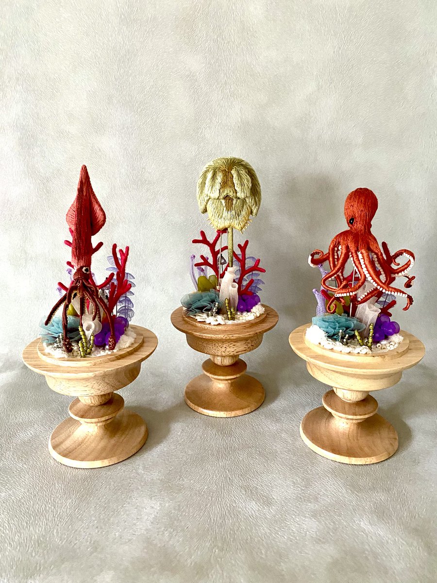 kippermum's tweet image. #ワンフェスおしながき
立体刺繍のガラスドーム付きオブジェ(タコは除く)
イカとカブトガニはハットピン🦑
木製土台はそれを飾るスタンドに
使って飾れる2WAY作品です
PieniSieniブースNo:6-02-02
いきものワンフェスブースNo:M1
#ワンフェス #WF2025S