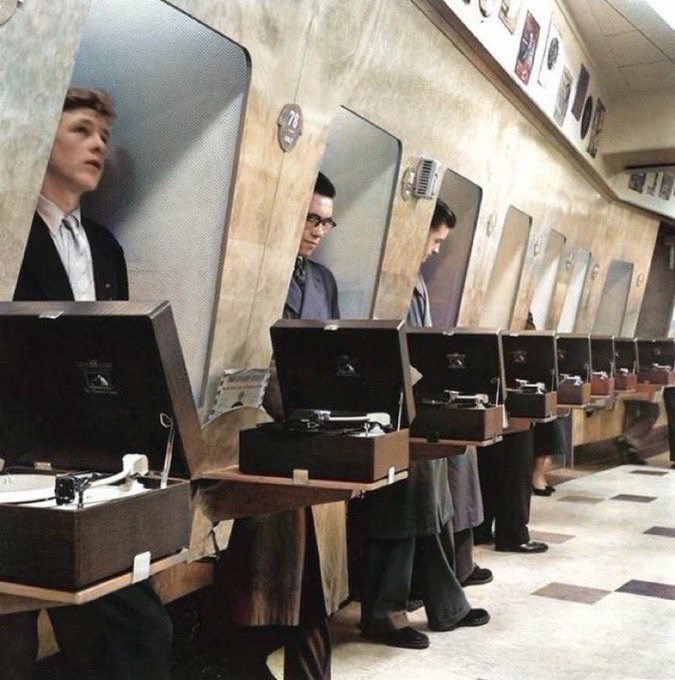 PHOTO OF THE DAY: Customers listening to new records before buying in a UK record shop (1955). 📷 google images