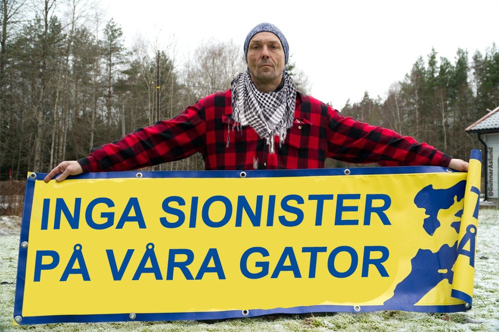 GunnarAslund's tweet image. En hamasvurmare visar stolt upp sin nya banderoll.