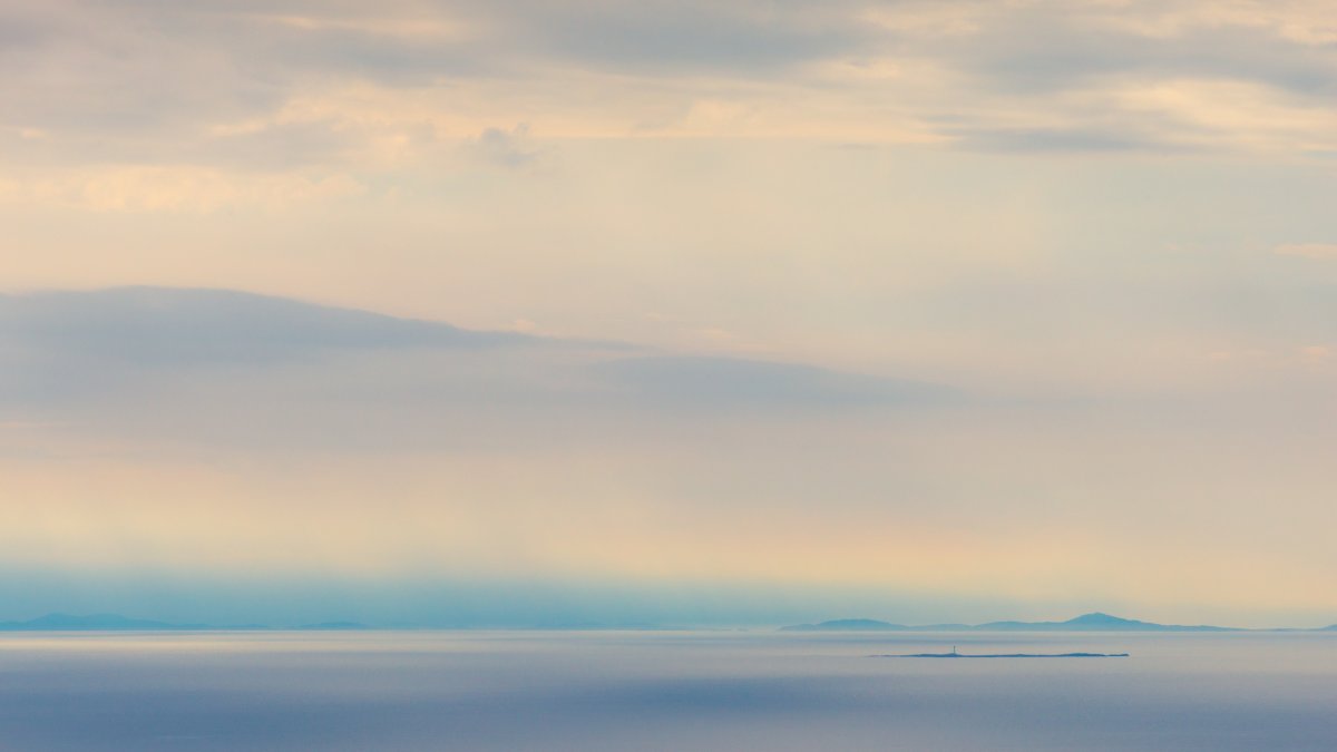 DamianShields1's tweet image. Hyskeir lighthouse from An Sg霉rr #Scotland #VisitSmallIsles #IsleofEigg damianshields.com